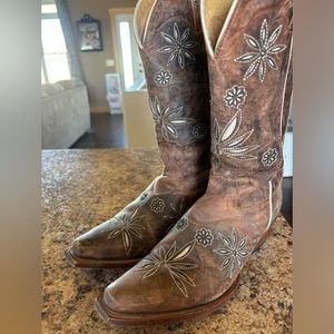 Shyanne Daisy Mae Brown Leather Floral Western Boot. Size 7.5
